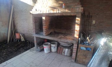 VENTA CASA 4 AMBIENTES CON PATIO GRANDE Y COCHERA