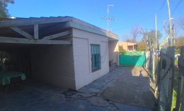 VENTA CASA 4 AMBIENTES CON PATIO GRANDE Y COCHERA