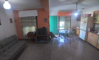 VENTA CASA 4 AMBIENTES CON PATIO GRANDE Y COCHERA
