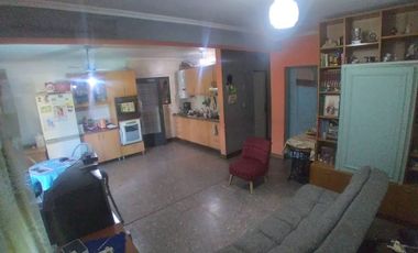 VENTA CASA 4 AMBIENTES CON PATIO GRANDE Y COCHERA
