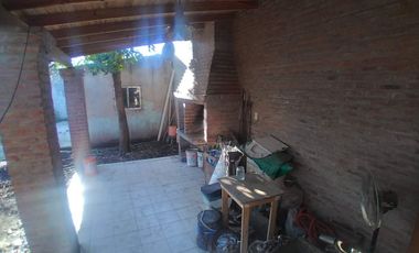 VENTA CASA 4 AMBIENTES CON PATIO GRANDE Y COCHERA