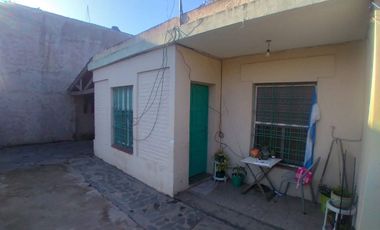 VENTA CASA 4 AMBIENTES CON PATIO GRANDE Y COCHERA