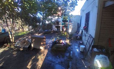 VENTA CASA 4 AMBIENTES CON PATIO GRANDE Y COCHERA