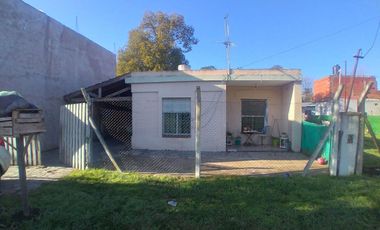 VENTA CASA 4 AMBIENTES CON PATIO GRANDE Y COCHERA