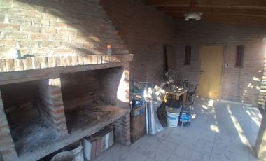 VENTA CASA 4 AMBIENTES CON PATIO GRANDE Y COCHERA