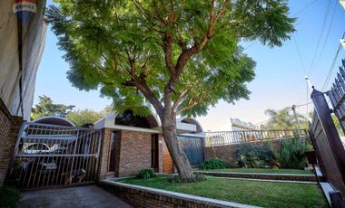 CASA EN VENTA QUILMES 6 AMBIENTES AMPLIO PARQUE AC