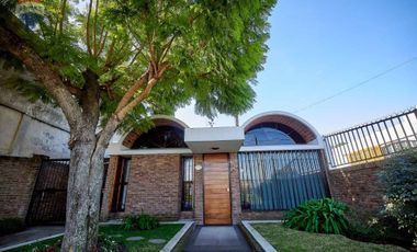 CASA EN VENTA QUILMES 6 AMBIENTES AMPLIO PARQUE AC