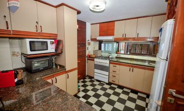 CASA EN VENTA QUILMES 6 AMBIENTES AMPLIO PARQUE AC