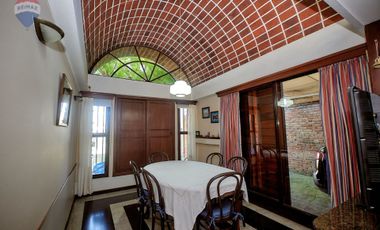 CASA EN VENTA QUILMES 6 AMBIENTES AMPLIO PARQUE AC