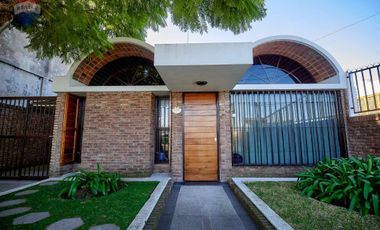 CASA EN VENTA QUILMES 6 AMBIENTES AMPLIO PARQUE AC