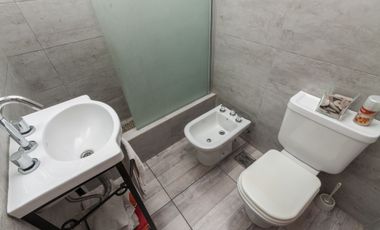 EXCELENTE CASA 4AMB. MAS DPTO DE 2AMB.AVELLANEDA