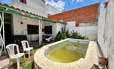 Venta/Permuta Casa 4 amb. Cochera, Pileta, terraza