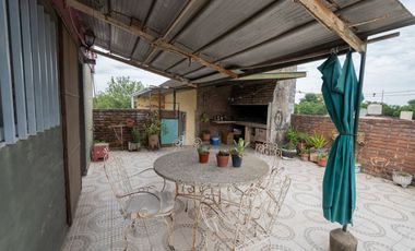Venta de Casa + Local comercial + Galpón en Recreo
