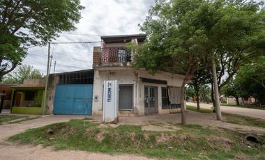 Venta de Casa + Local comercial + Galpón en Recreo