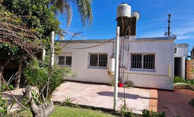 Casa en venta 4 ambientes. Parque. Cochera. Apto p