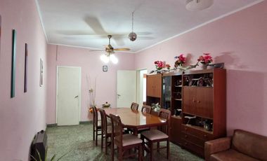 Casa en venta 4 ambientes. Parque. Cochera. Apto p