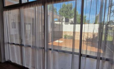 Casa en venta 4 ambientes. Parque. Cochera. Apto p