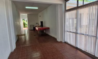Casa en venta 4 ambientes. Parque. Cochera. Apto p