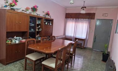 Casa en venta 4 ambientes. Parque. Cochera. Apto p