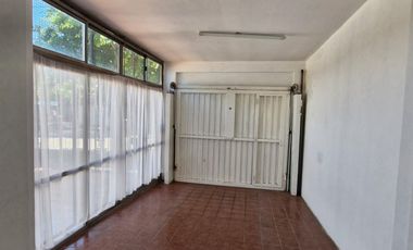 Casa en venta 4 ambientes. Parque. Cochera. Apto p