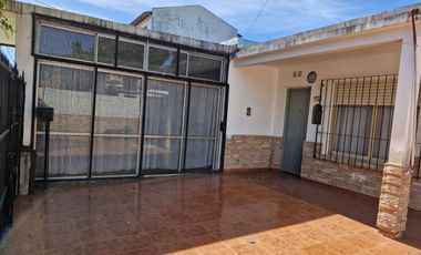 Casa en venta 4 ambientes. Parque. Cochera. Apto p