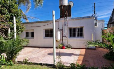 Casa en venta 4 ambientes. Parque. Cochera. Apto p