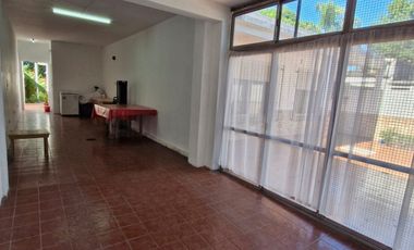 Casa en venta 4 ambientes. Parque. Cochera. Apto p