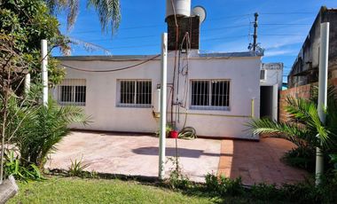 Casa en venta 4 ambientes. Parque. Cochera. Apto p