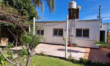 Casa en venta 4 ambientes. Parque. Cochera. Apto p