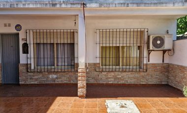 Casa en venta 4 ambientes. Parque. Cochera. Apto p