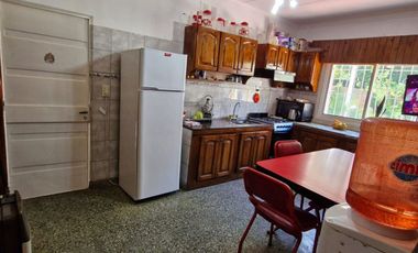 Casa en venta 4 ambientes. Parque. Cochera. Apto p