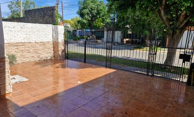 Casa en venta 4 ambientes. Parque. Cochera. Apto p