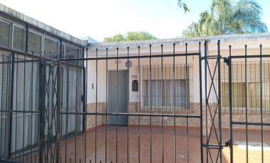 Casa en venta 4 ambientes. Parque. Cochera. Apto p