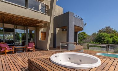 Casa en venta - 4 Dormitorios 3 Baños - Pinamar