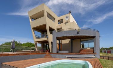 Casa en venta - 4 Dormitorios 3 Baños - Pinamar