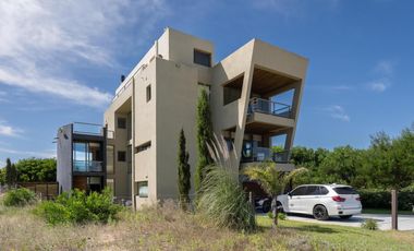 Casa en venta - 4 Dormitorios 3 Baños - Pinamar