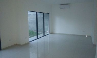 Casa en Renta en Privada Los Nogales, en el Yerbaniz, Santiago, N.L.