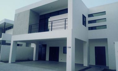 Casa en Renta en Privada Los Nogales, en el Yerbaniz, Santiago, N.L.