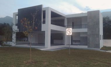 Casa en Renta en Privada Los Nogales, en el Yerbaniz, Santiago, N.L.