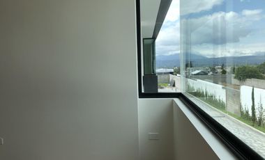 Vendo casa 3 dormitorios, estudio y terraza - Tumbaco Sector La Morita