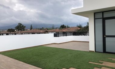 Vendo casa 3 dormitorios, estudio y terraza - Tumbaco Sector La Morita