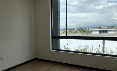 Vendo casa 3 dormitorios, estudio y terraza - Tumbaco Sector La Morita