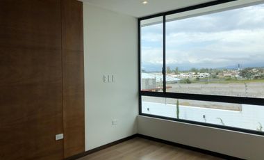 Vendo casa 3 dormitorios, estudio y terraza - Tumbaco Sector La Morita