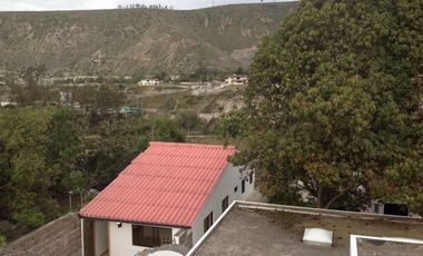 Venta hermosa casa con amplio terreno de 1200m2 en la Mitad del Mundo.  Amplia casa de 400m2 con 4 d