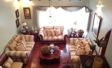 Venta hermosa casa con amplio terreno de 1200m2 en la Mitad del Mundo.  Amplia casa de 400m2 con 4 d