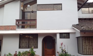 Venta hermosa casa con amplio terreno de 1200m2 en la Mitad del Mundo.  Amplia casa de 400m2 con 4 d