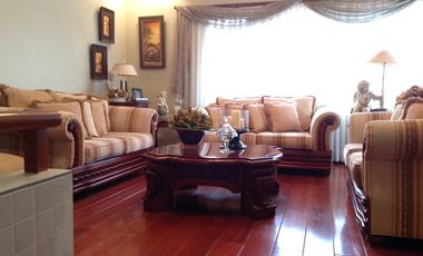 Venta hermosa casa con amplio terreno de 1200m2 en la Mitad del Mundo.  Amplia casa de 400m2 con 4 d