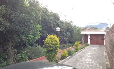 Venta hermosa casa con amplio terreno de 1200m2 en la Mitad del Mundo.  Amplia casa de 400m2 con 4 d