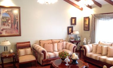 Venta hermosa casa con amplio terreno de 1200m2 en la Mitad del Mundo.  Amplia casa de 400m2 con 4 d