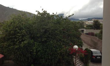 Venta hermosa casa con amplio terreno de 1200m2 en la Mitad del Mundo.  Amplia casa de 400m2 con 4 d